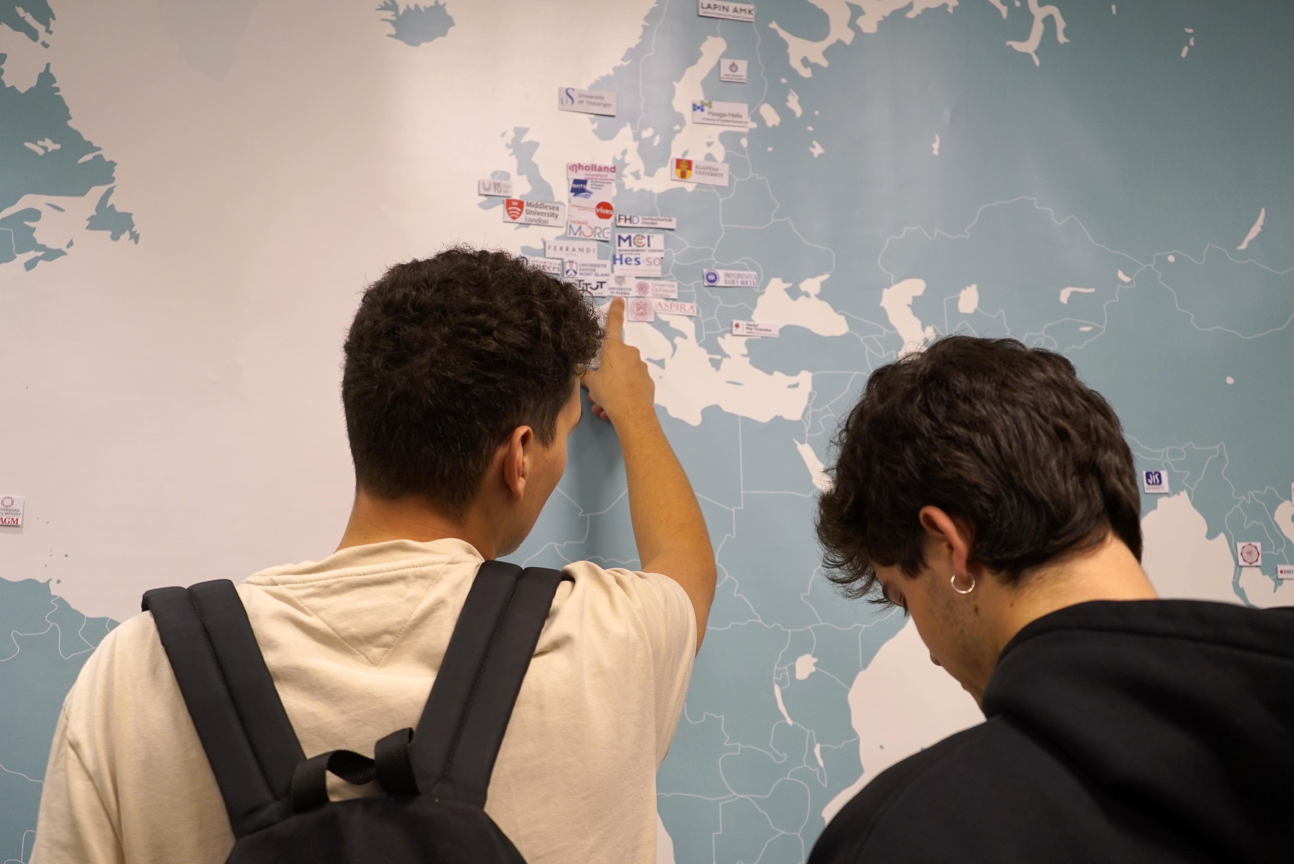 Photography from: 5 ventajas de realizar un intercambio universitario | CETT